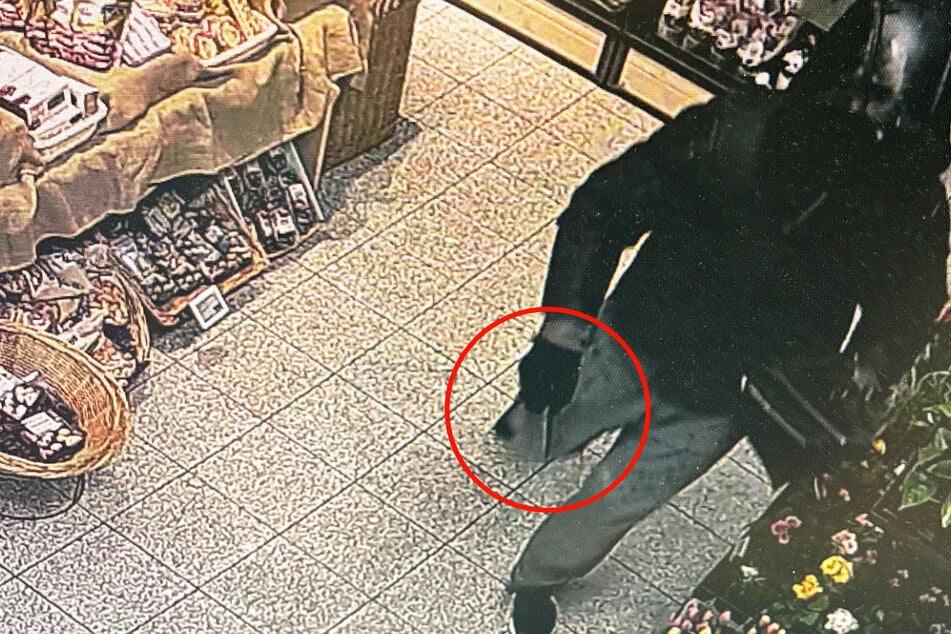 Fahndung nach Überfall auf einen Rewe-Markt in Kassel-Waldau: Der Täter war mit einem Messer bewaffnet.