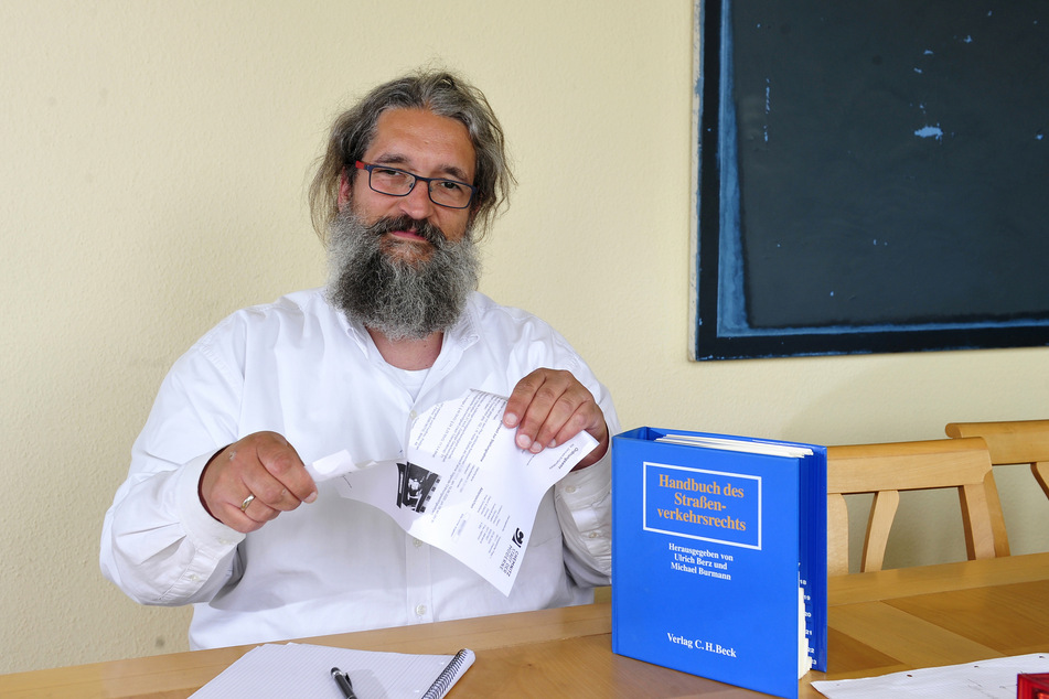 Verkehrsanwalt Andreas Kohn (51) zerreißt einen Bußgeldbescheid der Stadt: Derzeit sind Raser-Knöllchen nicht gültig.