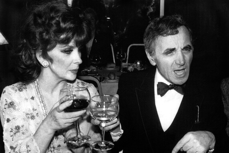 Der französische Sänger Charles Aznavour und die italienische Schauspielerin Gina Lollobrigida im März 1983 bei einer Party nach der Premiere von Aznavours zweistündigem neuen Programm im Lunt-Fontanne Theater.