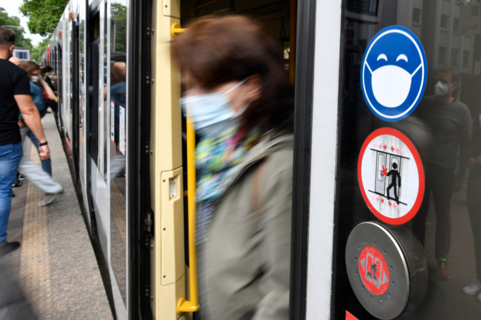 Ab dem 1. Februar dürfen Reisende in S- und Straßenbahnen frei wählen, ob sie Maske tragen oder nicht.