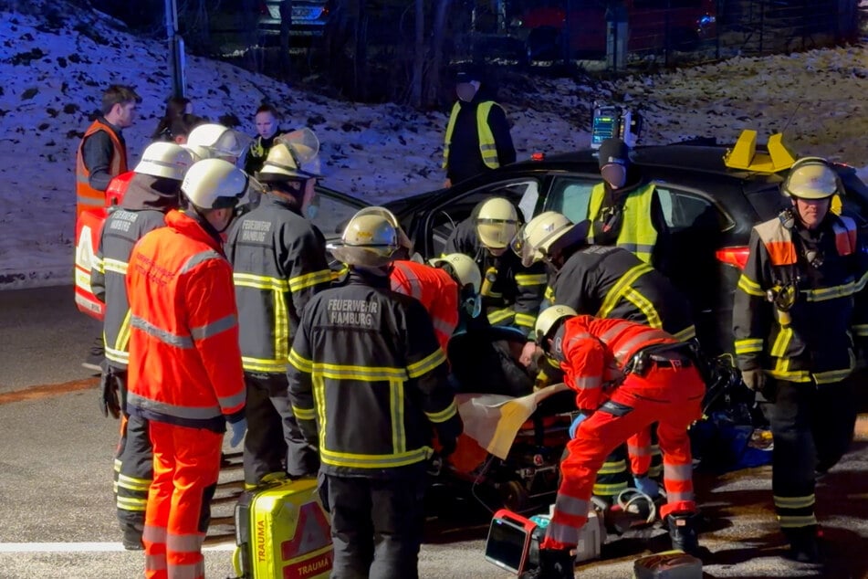 Die Frau musste aus ihrem Fahrzeug befreit werden.
