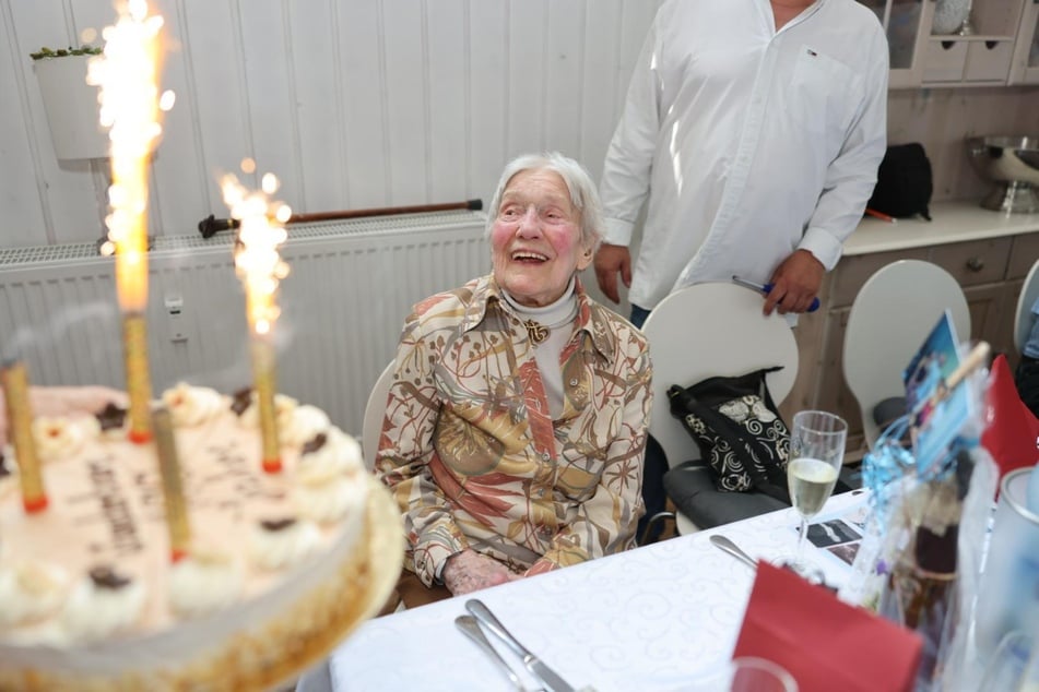 Die 100-Jährige wurde mit Geschenken überhäuft.