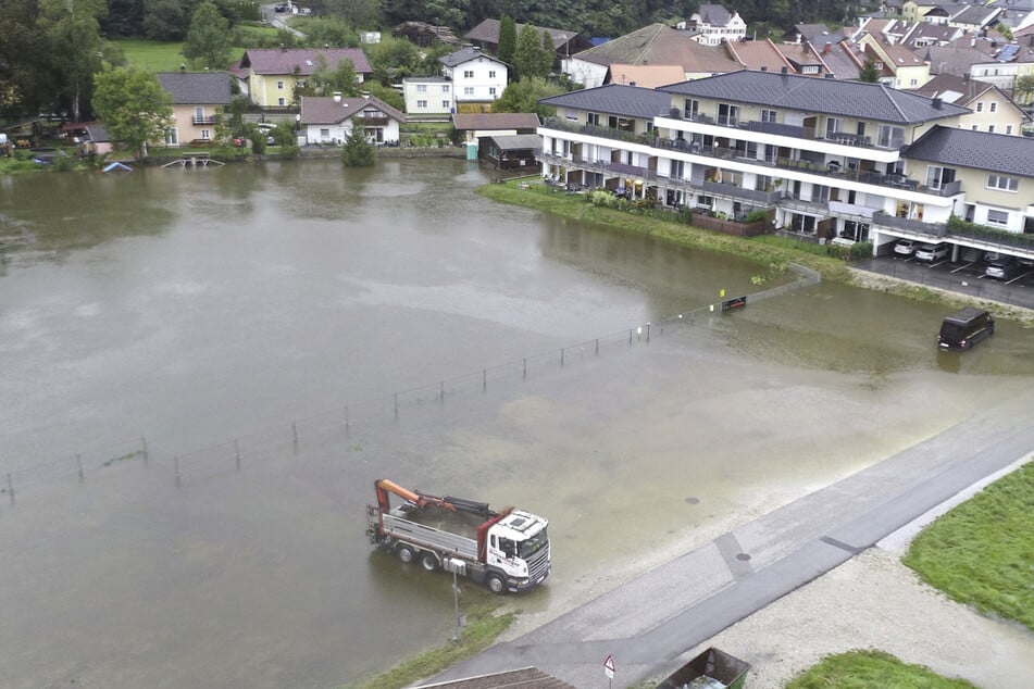 Einige Gemeinden in Österreich melden längst Land unter - wie hier im Bezirk Braunau.