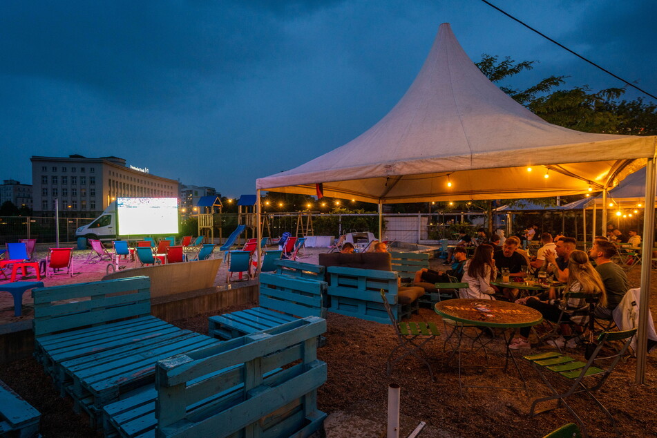 Beim TAG24 Sommerkino am Chemnitzer Uferstrand könnt Ihr kostenlosen Filmspaß erleben.