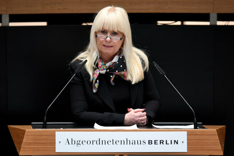 Innensenatorin Iris Spranger (60, SPD) forderte die Wohnungsbaugesellschaften dringend auf, herumliegenden Müll in den Häusern schneller zu entsorgen, Türschlösser zu reparieren und Hausmeister und Wachleute einzusetzen.