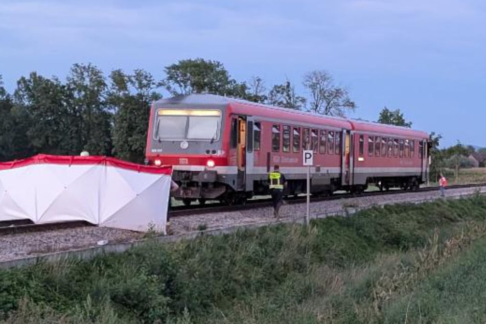 Am Samstagabend wurde ein Mann vom Abendzug Mühldorf-Pocking gegen 19 uhr erfasst und getötet.