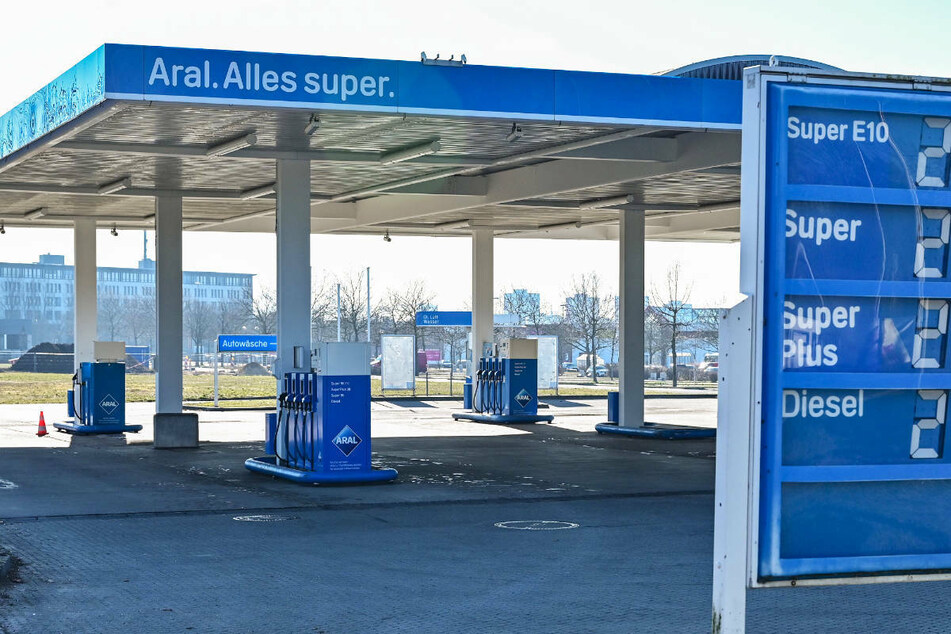 Eine 44-Jährige hat an einer Aral-Tankstelle in Wustermark zu wenig bezahlt und ist anschließend einfach weggefahren. (Symbolfoto)