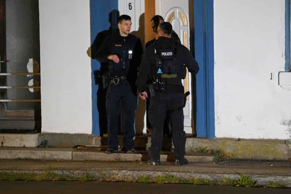 Die Polizei musste am späten Samstagabend mit einem großen Aufgebot in die Ansbacher Straße in Windsbach ausrücken.