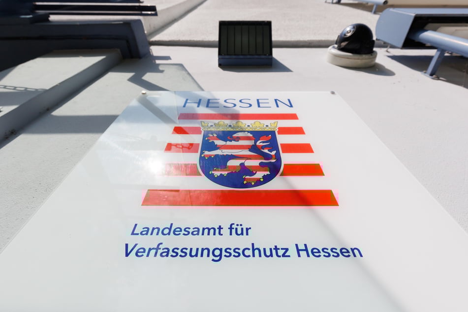Der hessische Verfassungsschutz hat den Landesverband der AfD als Verdachtsfall bestätigt, weshalb die Partei nun weiter beobachtet werden darf.