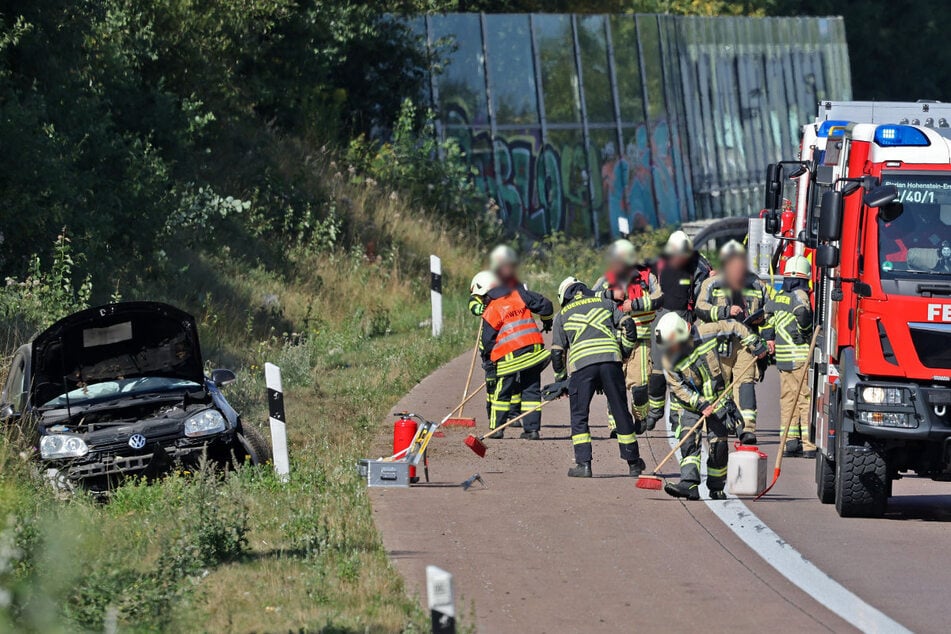 Der VW landete auf dem Grünstreifen neben der Fahrbahn.