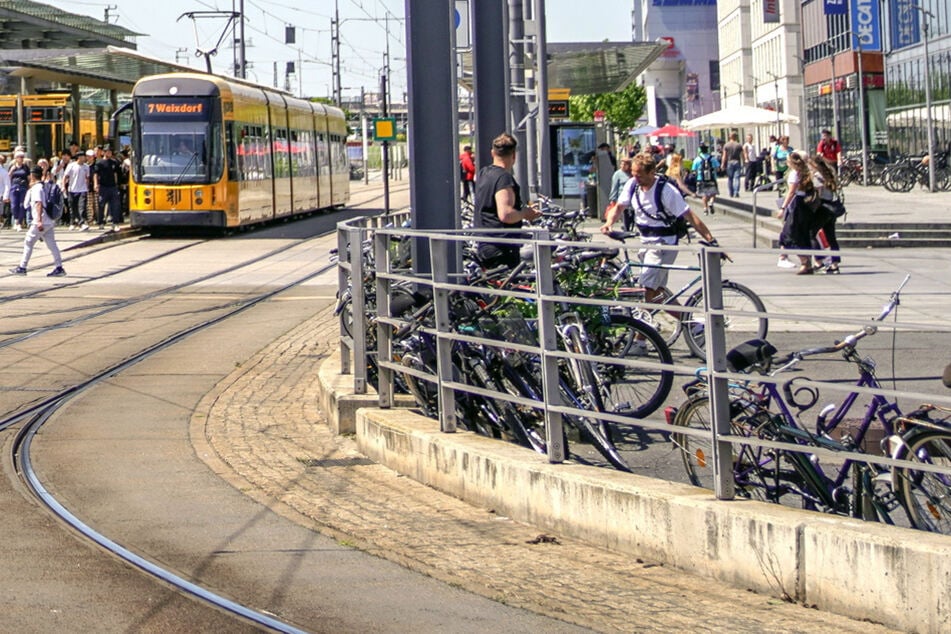 Ab Montag lässt die Stadt wegen Reinigungsarbeiten am Wiener Platz die Verkehrssicherheitsgitter von abgestellten Fahrrädern befreien. (Archivbild)