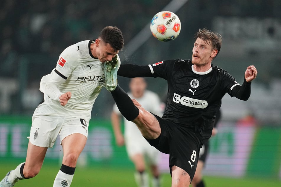 St. Paulis Eric Smith (29, r.) beging vor dem 0:1 ein unnötiges Foulspiel, weil er Gegenspieler Yannik Engelhardt (25) nicht kommen sah.