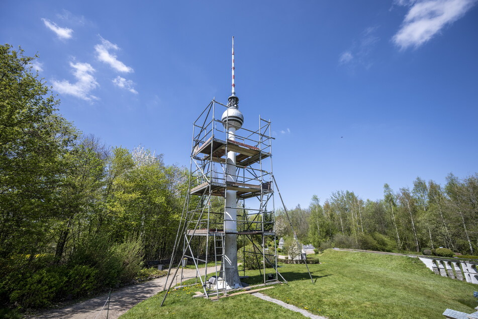 Der knapp 15 Meter hohe Fernsehturm (Maßstab: 1:25) der Miniwelt ist aktuell eingerüstet.