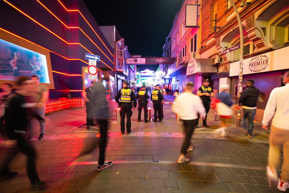 Polizeibeamte haben den Zugang zur Großen Freiheit an der Reeperbahn teilweise abgesperrt.