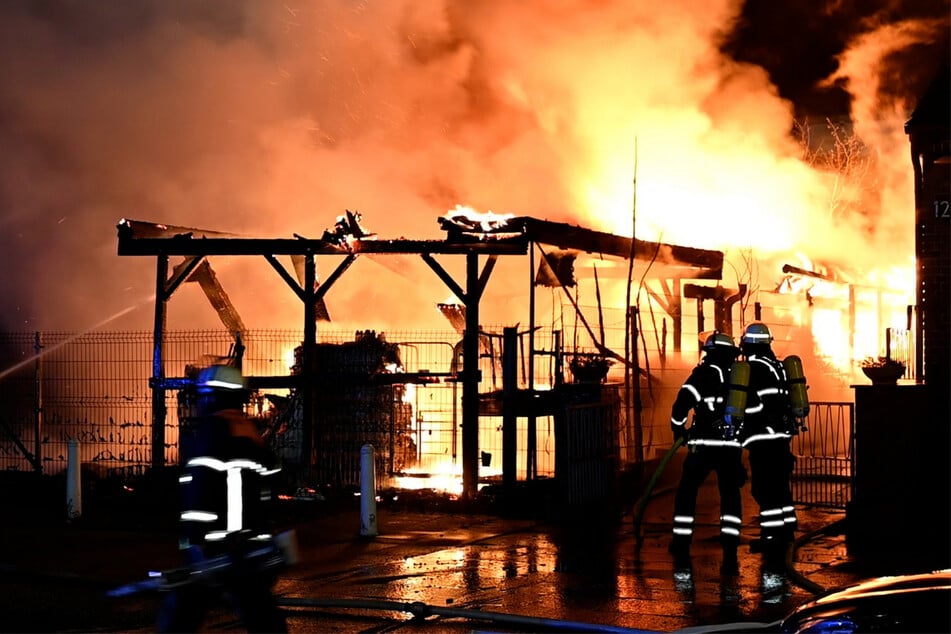 In Billstedt brannte ein größerer Schuppen lichterloh. Die Feuerwehr kämpfte stundenlang gegen die Flammen.