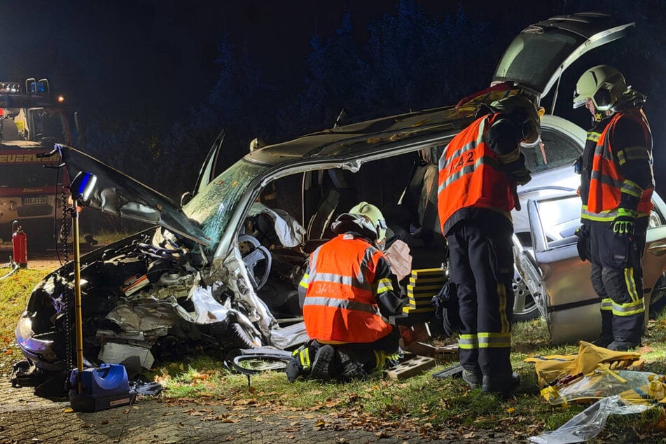 Einsatzkräfte der Feuerwehr sichern das Wrack.