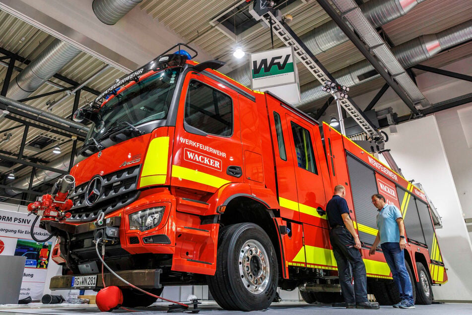 Dieses neue Gefährt der Werkfeuerwehr Wacker Chemie hat je nach Einsatzlage auch die Möglichkeit, mit einem "Frontwerfer" aus dem Fahrzeug heraus zu löschen.