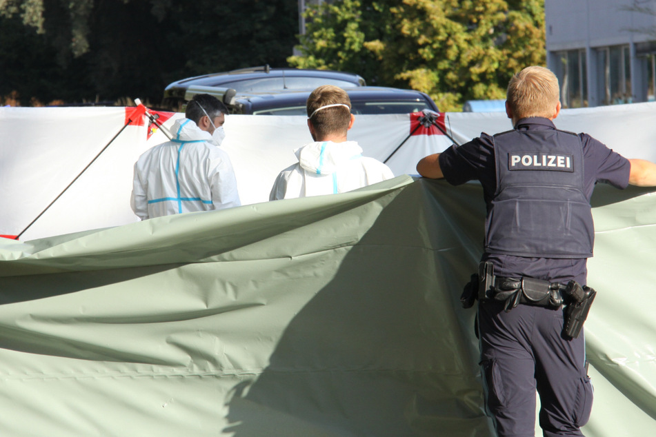 Einsatzkräfte am Fundort der tödlich verletzen Frau in Ingolstadt. Inzwischen wurde das vermeintliche Opfer als Tatverdächtige festgenommen.