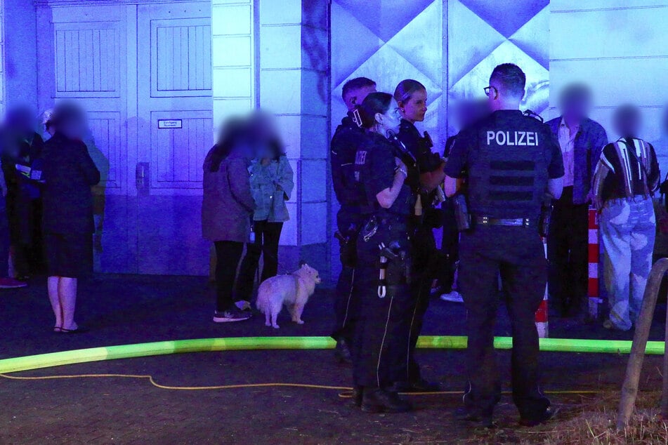 Vor dem Hauseingang waren die Bewohner anzutreffen, die für die Einsatzmaßnahmen ihre Wohnungen verlassen mussten.