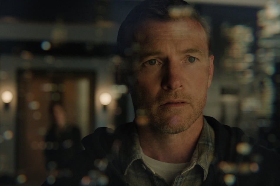 In "Nur für dein Leben" will David (Sam Worthington, 49) seinen Sohn lebend aufspüren und damit seine Unschuld beweisen.