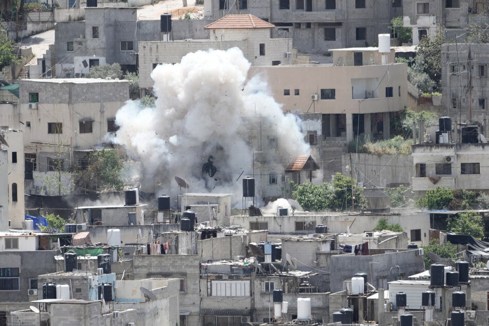 Nach einem israelischen Angriff steigt Rauch über dem Flüchtlingscamp Nur Shams auf.
