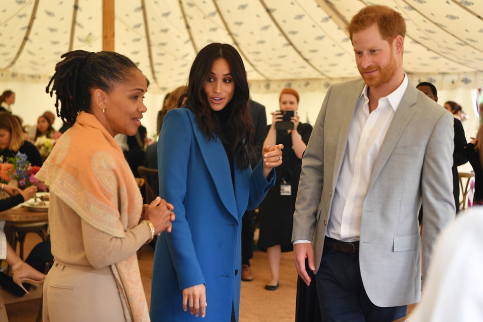 Die Sussexes werden Weihnachten wohl mit Meghans Mutter Doria Ragland (70, l.) verbringen.