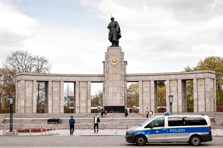 Die Berliner Polizei hat versucht, russische und ukrainische Symbole an den Sowjetischen Ehrenmalen in Treptow, Tiergarten und Schönholzer Heide zu verbieten. (Archivfoto)
