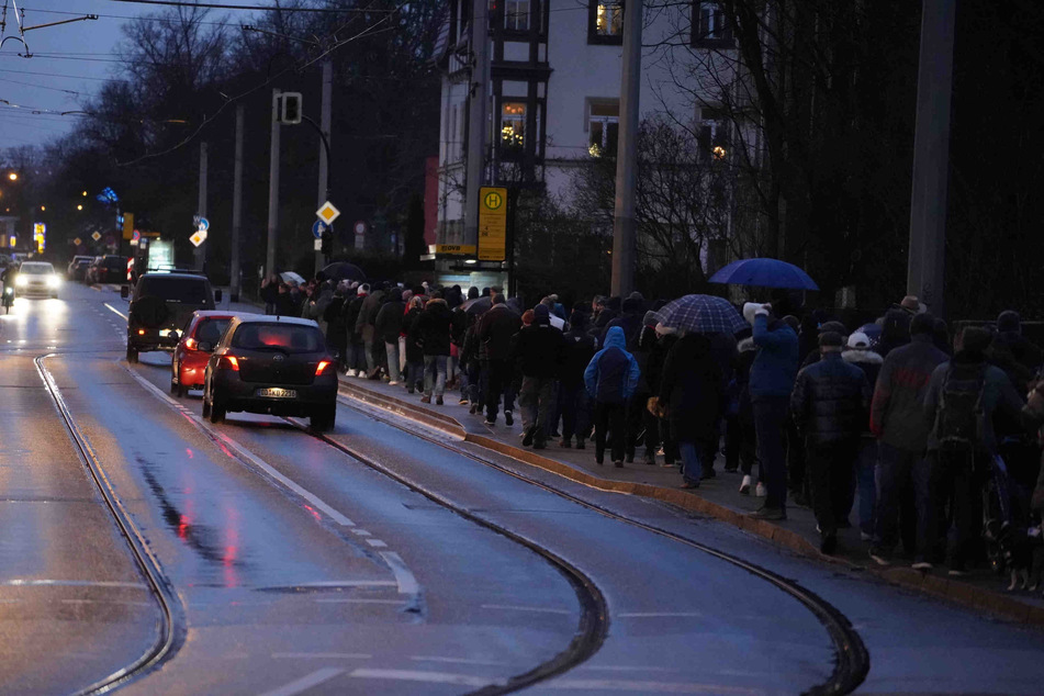 Am Sonntag zogen erneut Hunderte "Spaziergänger" in einem Corona-Protest durch Dresden.