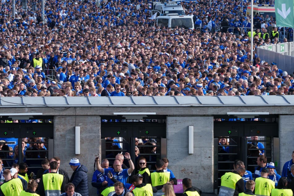 Dichtes Gedränge und kein Entkommen: Bielefeld-Fans berichten von katastophalen Zuständen beim Einlass.