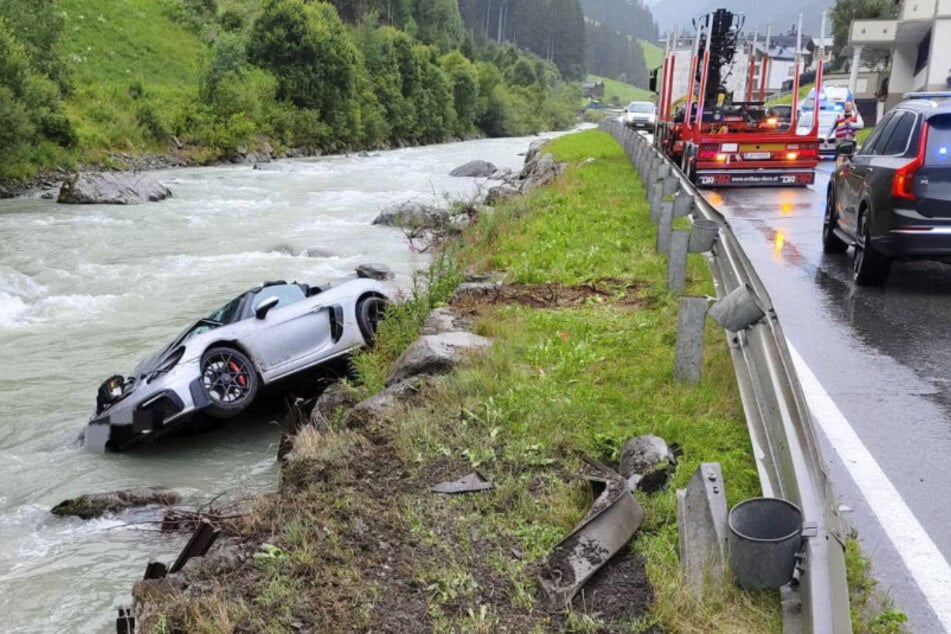 Der gemietete Porsche kam bei einem Überholmanöver von der Straße ab.