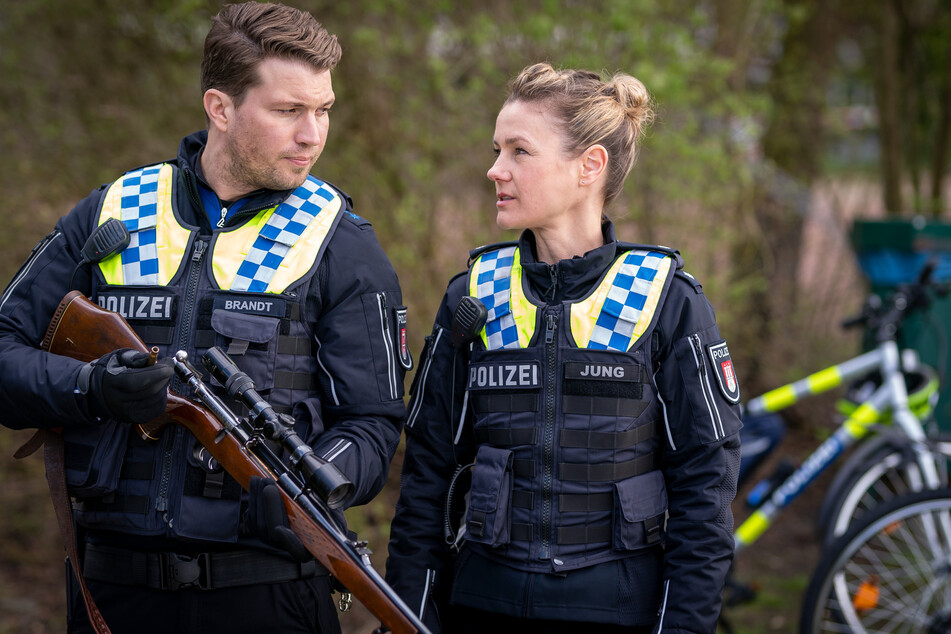 Nick (Raúl Richter) und Franzi (Rhea Harder-Vennewald) rekonstruieren den angeblichen Unfall, bei dem die Stadtjägerin angeschossen wurde.
