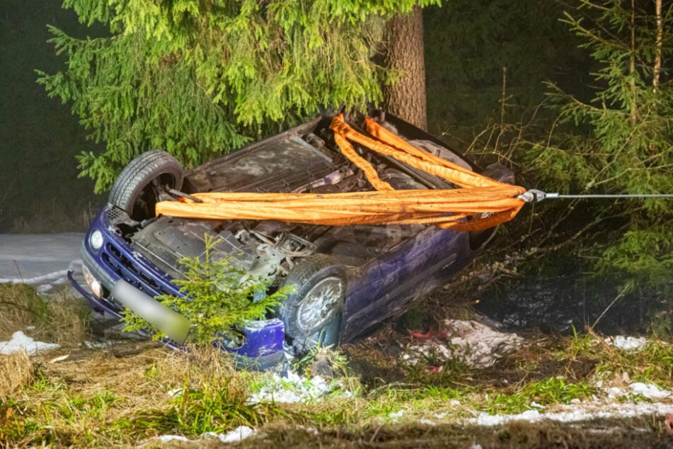 Der Renault landete auf dem Dach.