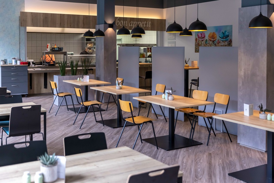 Firmeneigene Kantine mit hochwertigem Frühstücks- und Mittagsangebot.