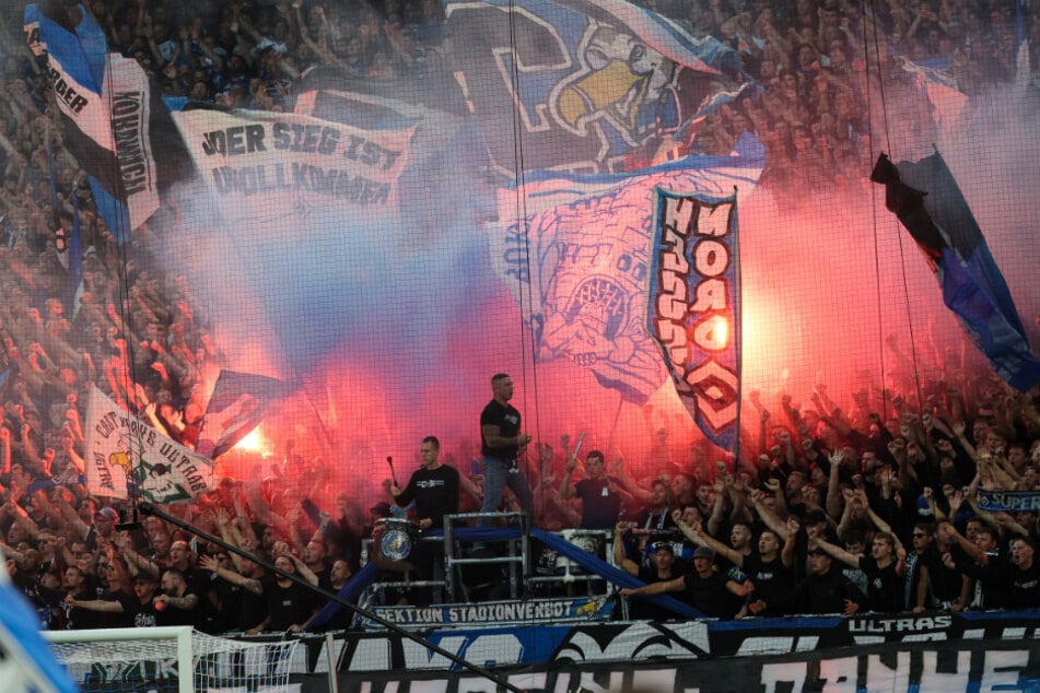 Die HSV-Fans zünden gerne und oft Pyrotechnik. Dafür wird der Verein regelmäßig vom DFB-Sportgericht zu Geldstrafen verdonnert. (Symbolfoto)