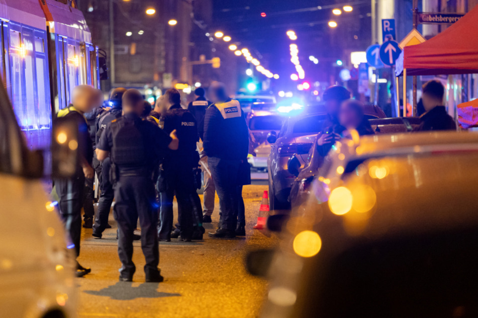24. Oktober 2022: Polizisten stehen in der Nähe des Tatorts. Bei Schüssen in der Nürnberger Südstadt kam ein Mann ums Leben, ein weiterer wurde schwer verletzt.