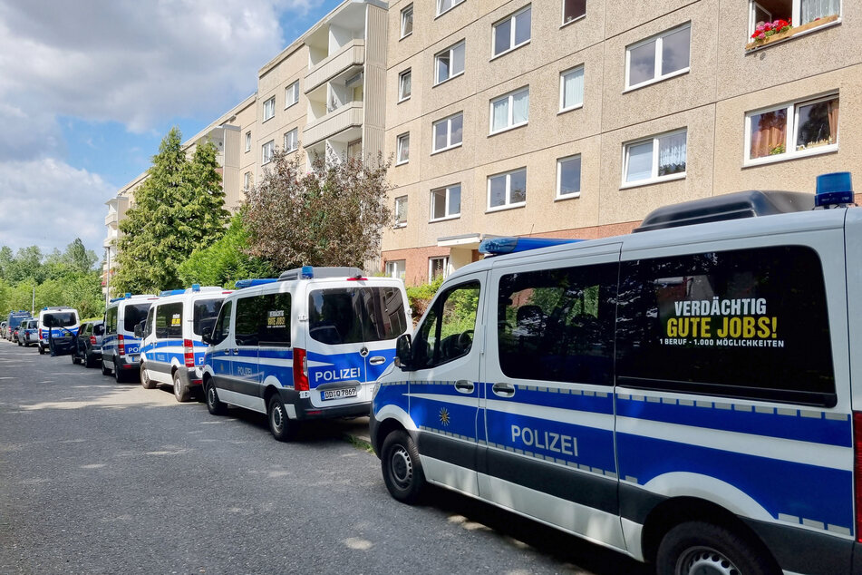 Die Polizei hat am Sonntagabend eine tote Frau (35) in einer Wohnung in Chemnitz-Hutholz gefunden. Nun wird der Täter gesucht.