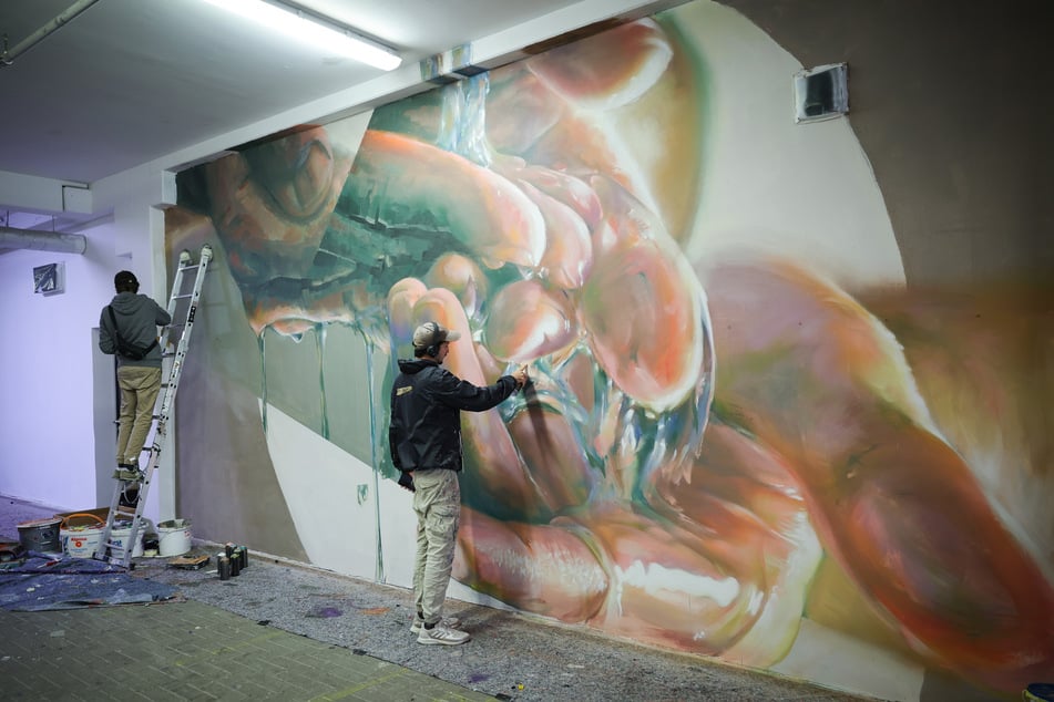 Im Rahmen der Millerntor Gallery 2023 arbeiteten die beiden Künstler Jacklack und Fesa im Gang unter der Haupttribüne des Millerntor Stadions an ihrem Wandbild. (Archivbild)