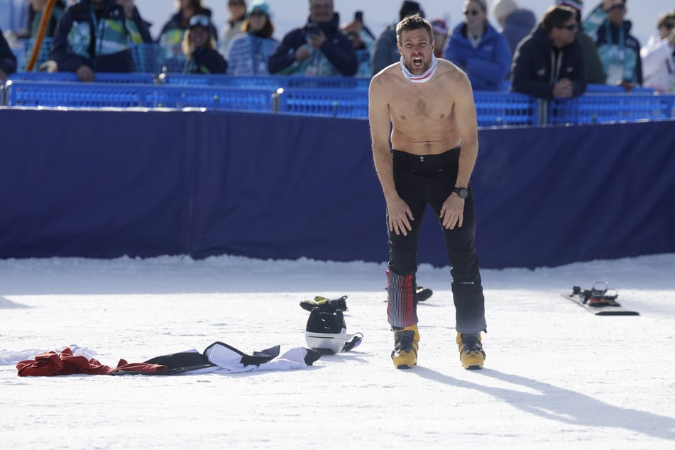 Benjamin Karl feierte seine Titelverteidigung mit nacktem Oberkörper.