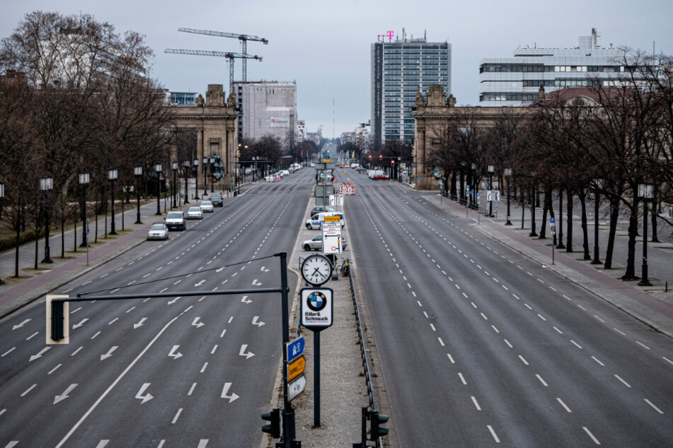 Die Straße des 17. Juni ist am Sonntagmorgen wie ausgestorben.