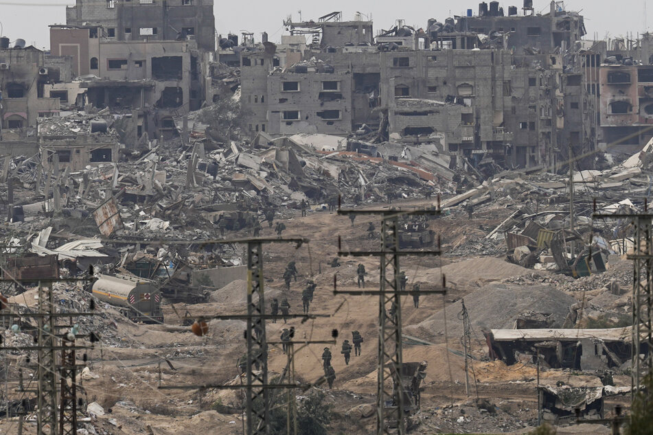 Israelische Soldaten patrouillieren durch zerstöres Gebiet im Gazastreifen. (Symbolbild)
