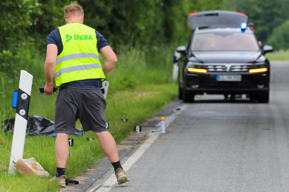 Nach dem tödlichen Unfall in Nindorf sicherten die Polizei und ein Sachverständiger der DEKRA vor Ort Spuren.