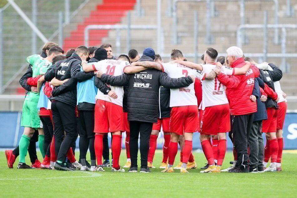 Nach der Partie wurde gleich der Mannschaftskreis gebildet und die Niederlage verarbeitet. Morgen geht es bei Dynamo schon weiter.