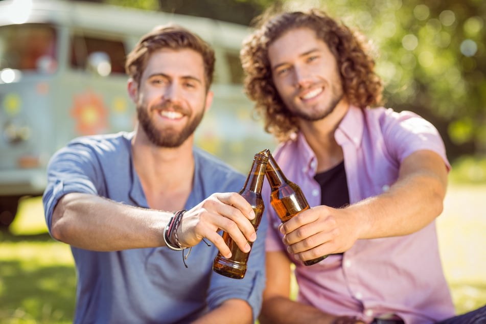 Am besten lacht es sich immer noch in Gesellschaft - z. B. mit lustigen Bier-Witzen.