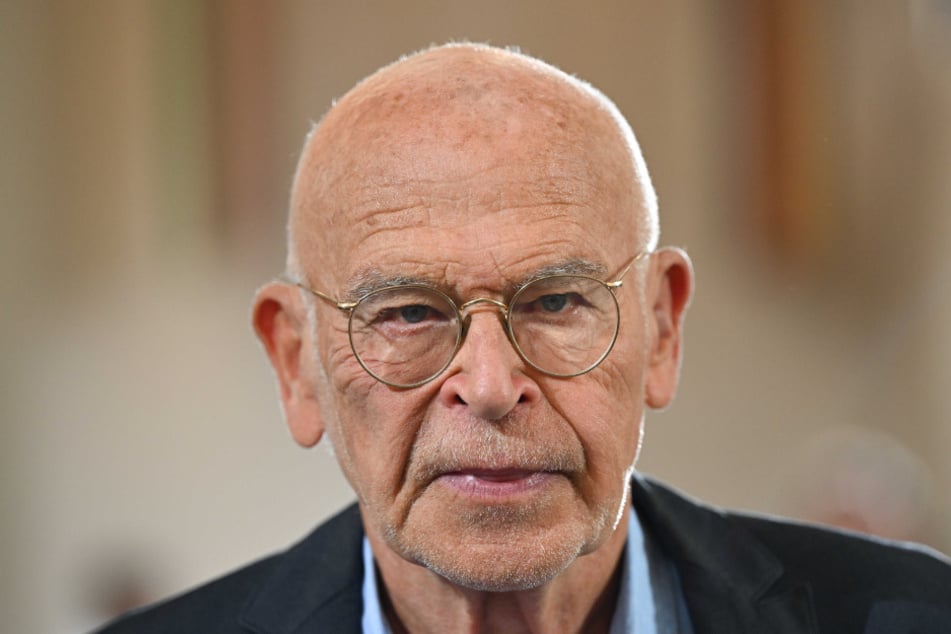 Günter Wallraff lehnt den Konsumrausch an Weihnachten strikt ab.