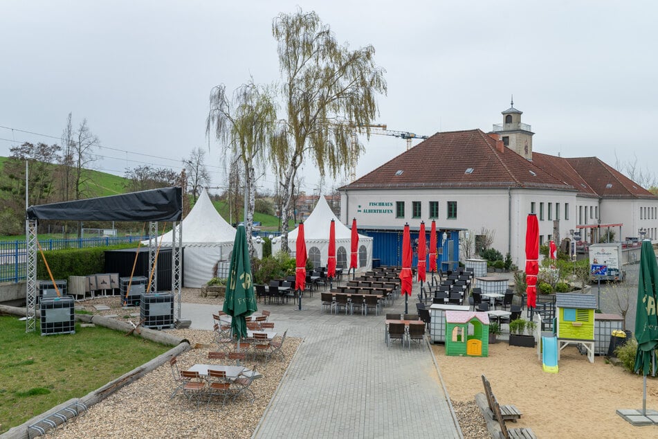 Im Biergarten des Alberthafens steigt am 15. Mai das "OstRock"-Open-Air mit der Band "Die Ossis" - und vielen Puhdys-Hits.