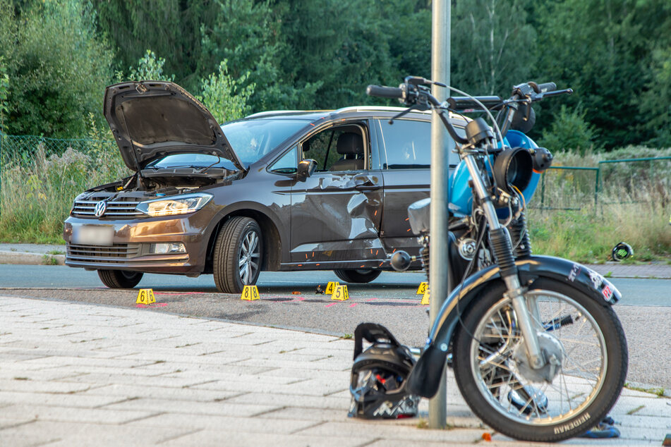 Auf der Bahnhofstraße in Oelsnitz (Erzgebirge) krachte am Mittwochnachmittag ein Simson-Fahrer mit einem VW zusammen.
