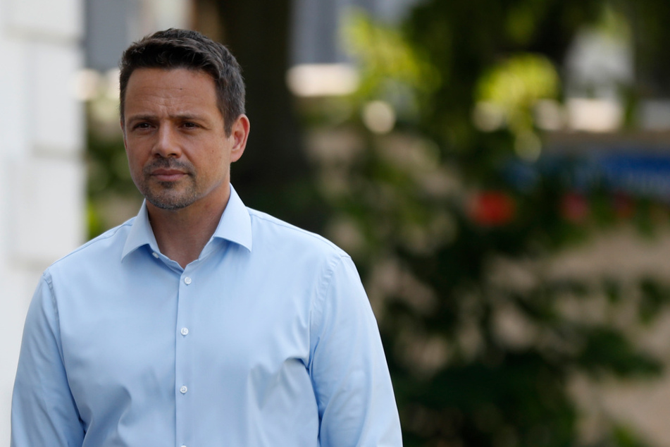 Rafal Trzaskowski, Bürgermeister von Warschau und Präsidentschaftskandidat von Polens größtem Oppositionsbündnis, ist auf dem Weg zu einem Wahllokal, um bei der Präsidentschaftswahl seine Stimme abzugeben.