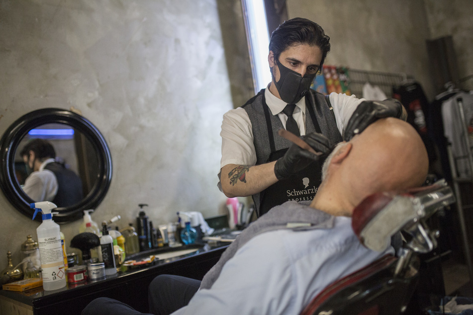 Auch für die Bart-Rasur und das Make-up gelten strenge Regeln.