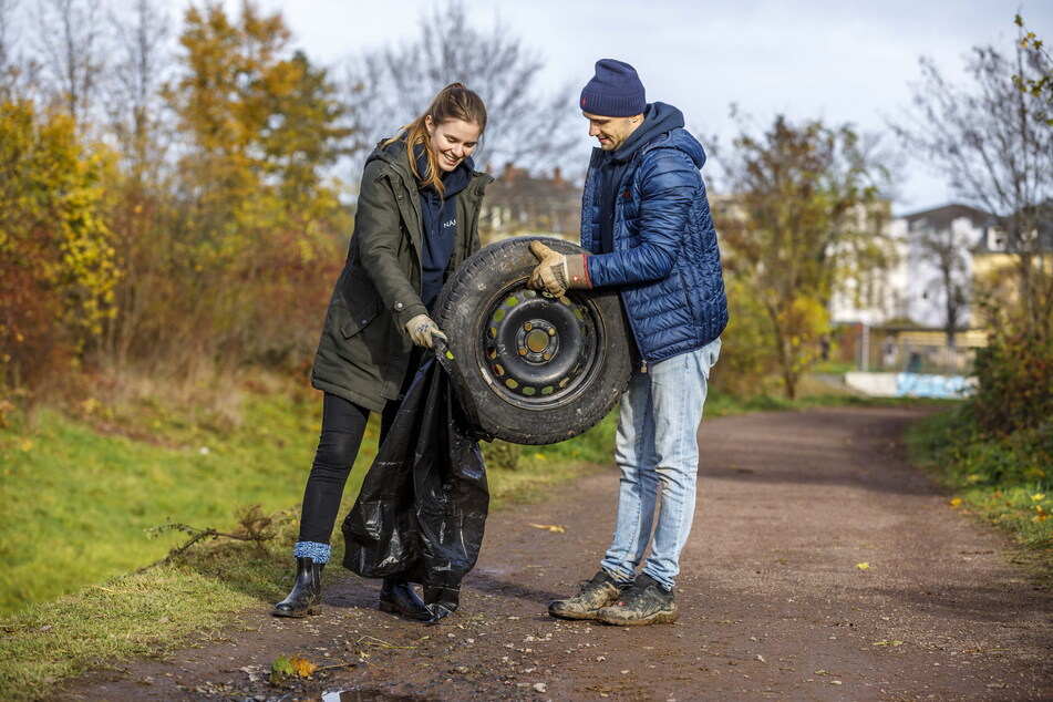 Naturnahes Teambuilding: Melanie Günther (26) und Maximilian Voigt (25) sammelten auch Müll ein.