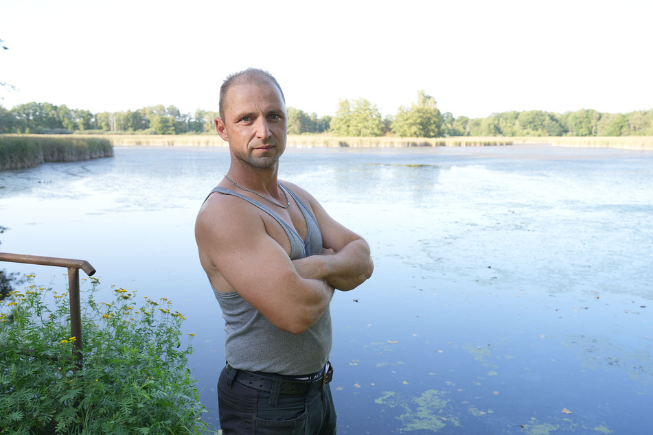 Fischwirtschaftsmeister Robert Kretschmer (40) an seinem Karpfen-Teich, aus dem sich der Wolf wiederholt satt fraß.